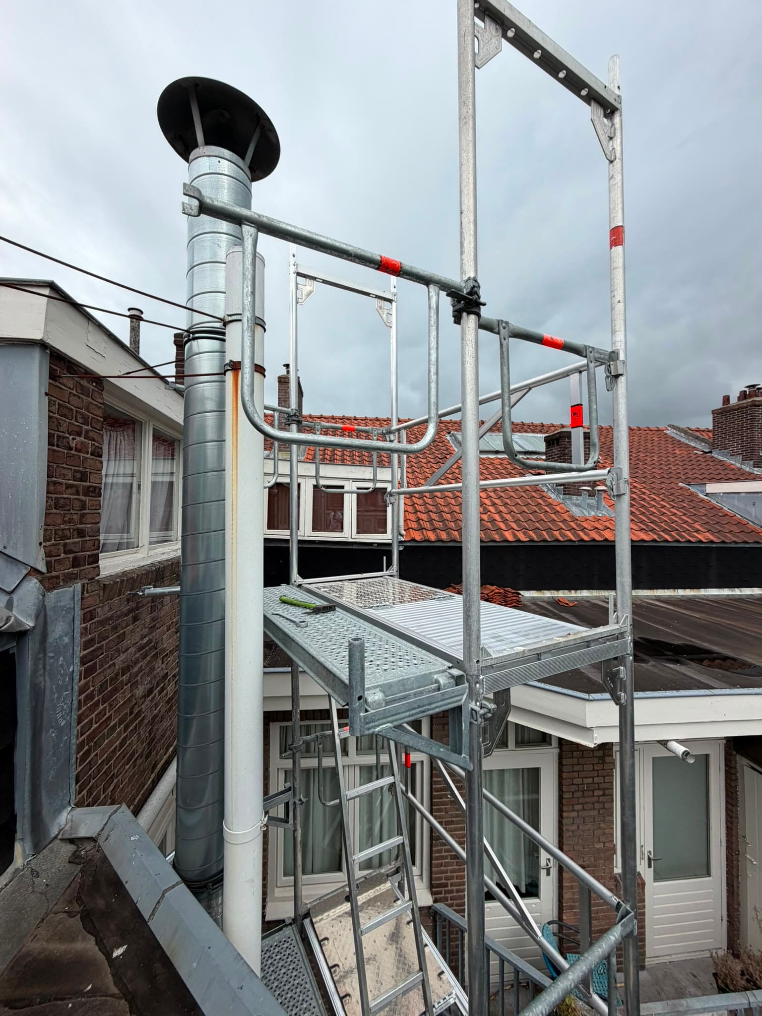 Detail van een steigerwerkvloer op hoogte