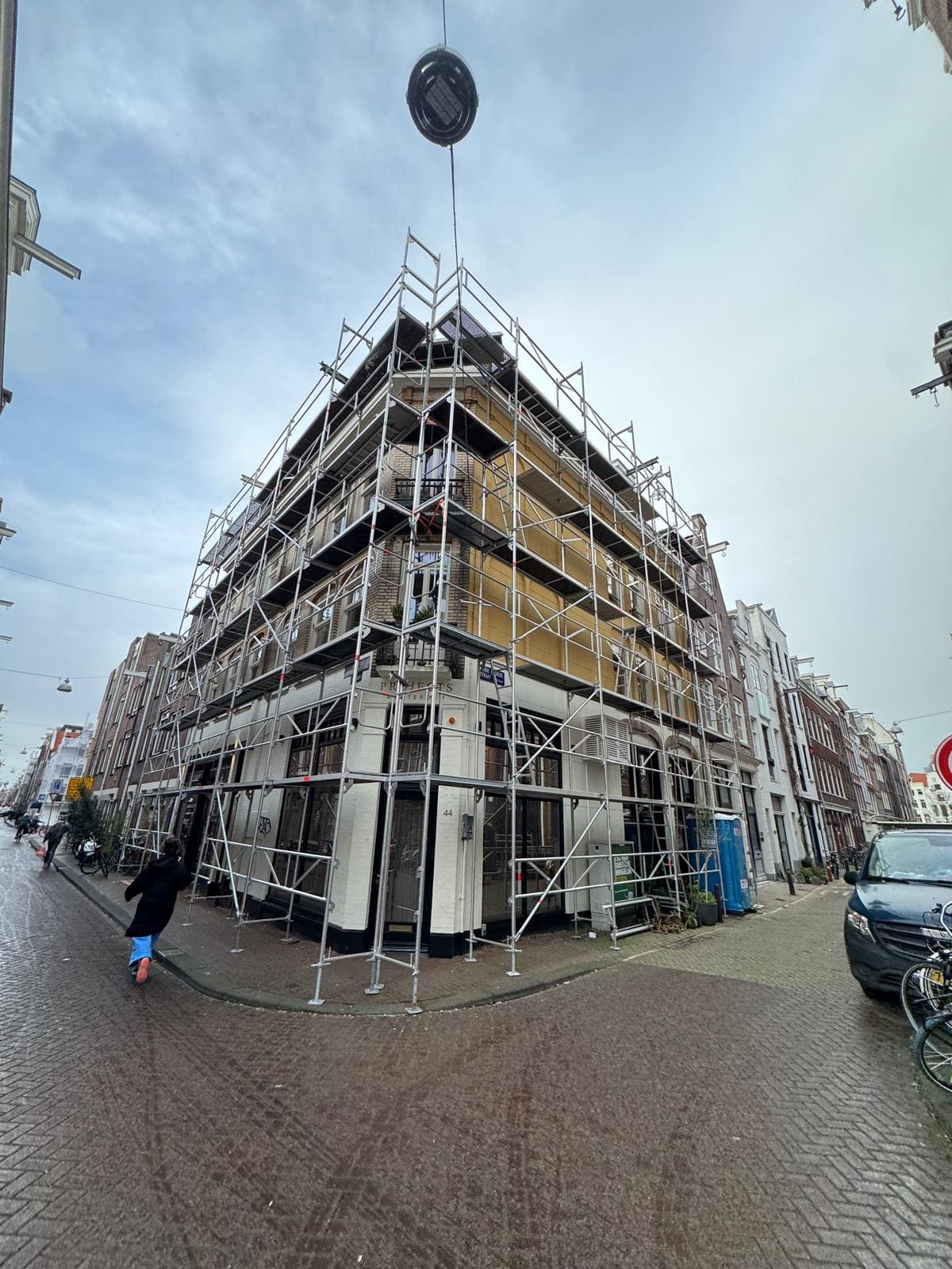 Hoekpand volledig in de gevelsteiger in Amsterdam