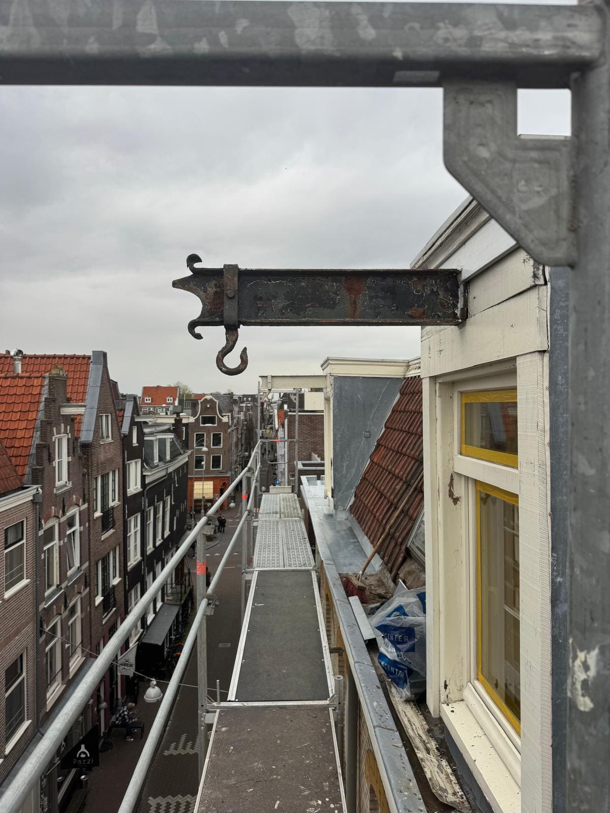 Steiger met uitzicht over Amsterdamse daken
