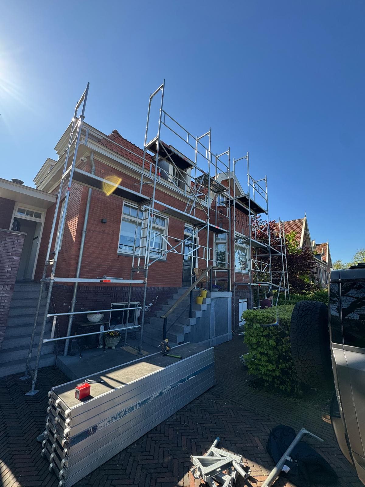 Gevelsteiger op een woning met blauwe lucht