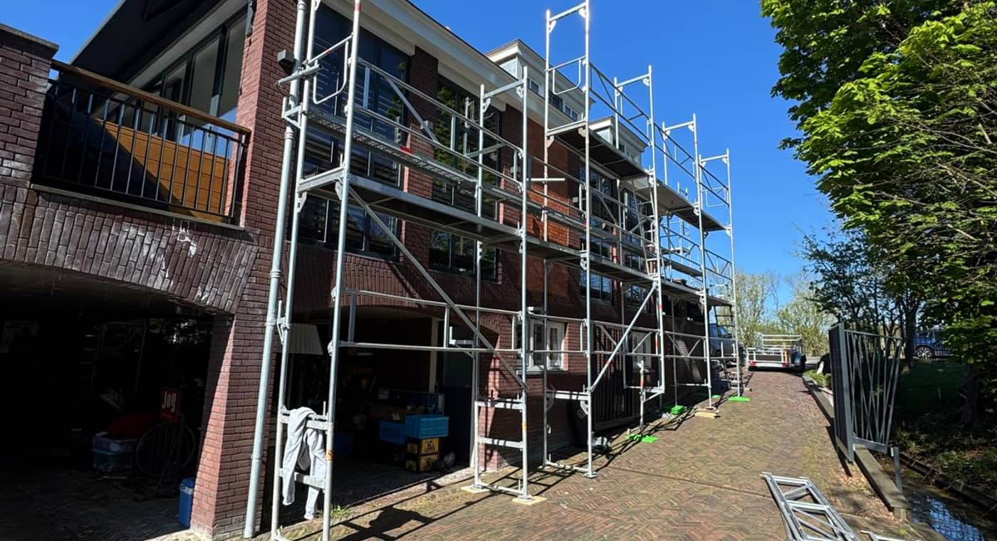 Veilig opgebouwde steiger in een Amsterdamse straat