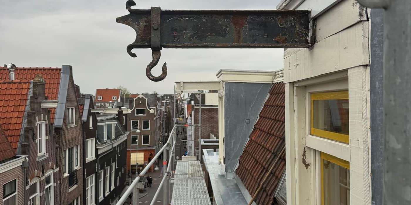 Gevelsteiger van Steiger Amsterdam op een hoekpand in Amsterdam